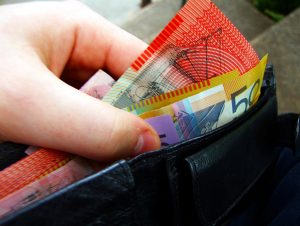 Australian_banknotes_in_wallet